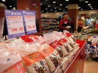 中国スーパーの日本米売り場