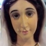 涙を流す聖母マリア像