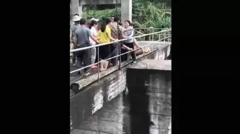 撮影に夢中、子どもが洪水に飲み込まれる