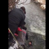 （動画）飲みすぎて真冬の池に転落した中国の幹部
